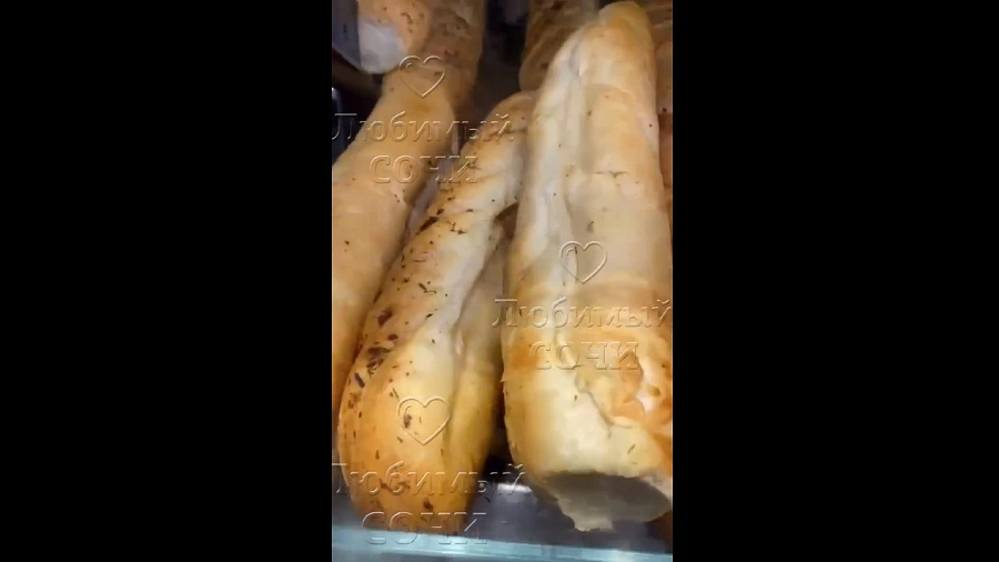 Пользователей Сети шокировал хлеб с тараканами в супермаркете Сочи