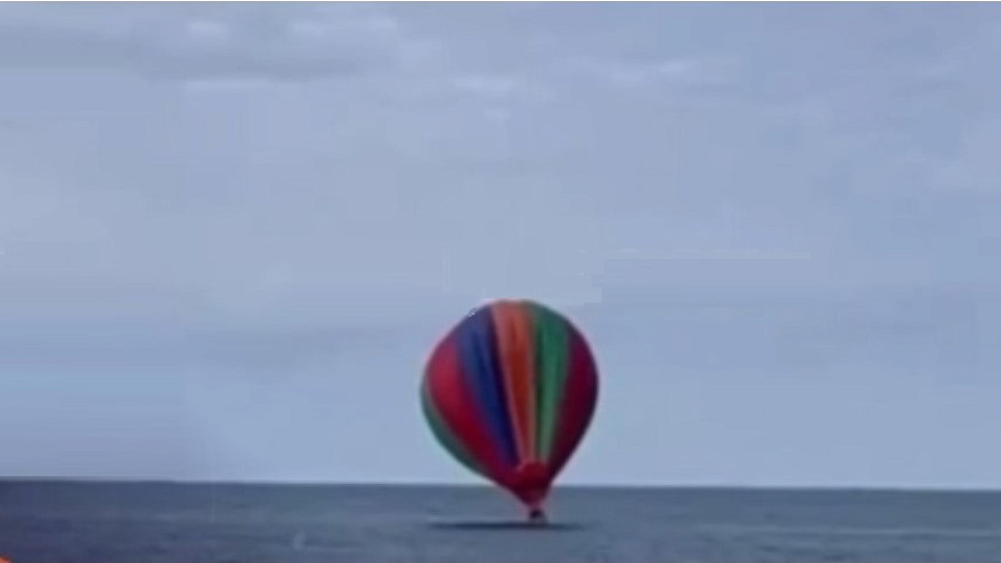 В Сочи возбудили два дела после падения в море воздушного шара с туристами  