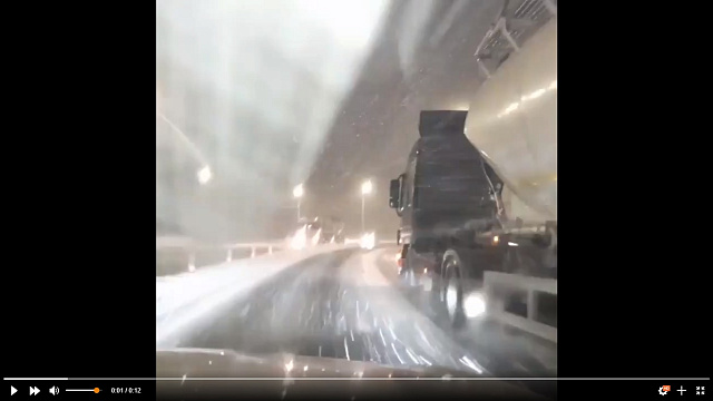Автомобилисты сняли на видео обледенелую трассу на перевале Волчьи ворота в Новороссийске 