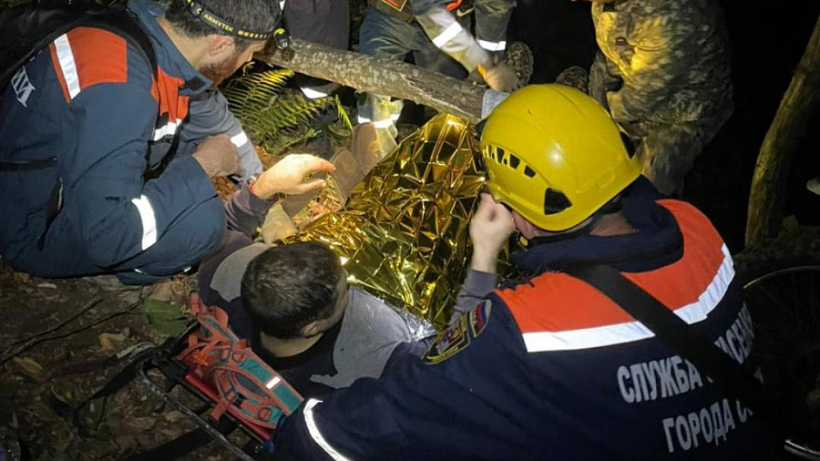  В Сочи спасатели эвакуировали из леса мужчину с сильным кровотечением