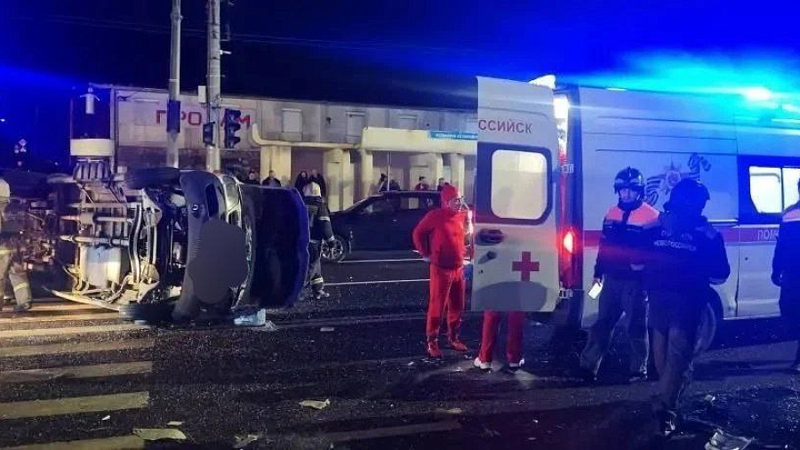 5 человек пострадали в ДТП с микроавтобусом и автоцистерной в Новороссийске
