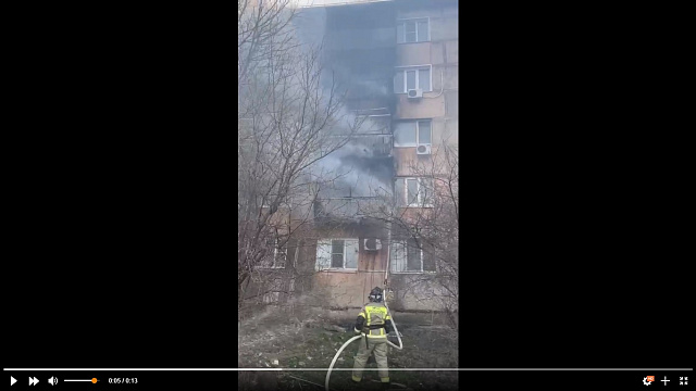 Горящую жилую пятиэтажку в Тимашевске сняли на видео