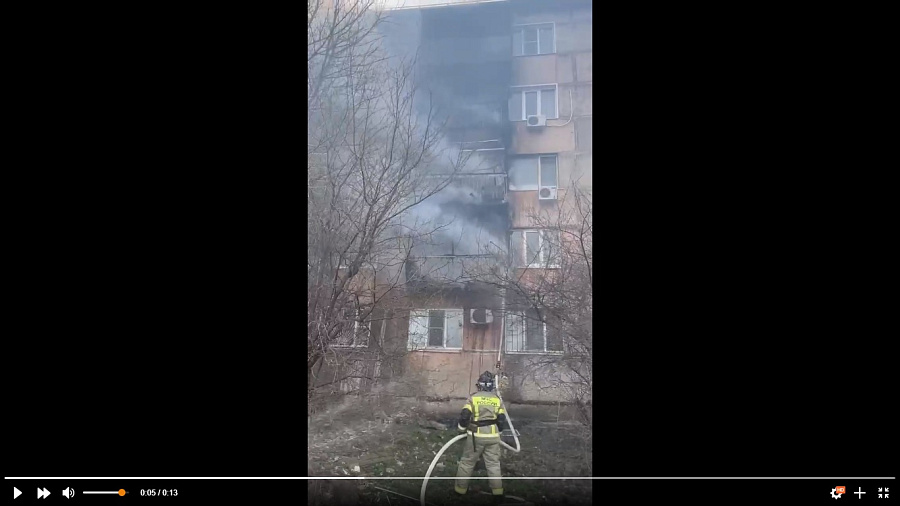 Горящую жилую пятиэтажку в Тимашевске сняли на видео