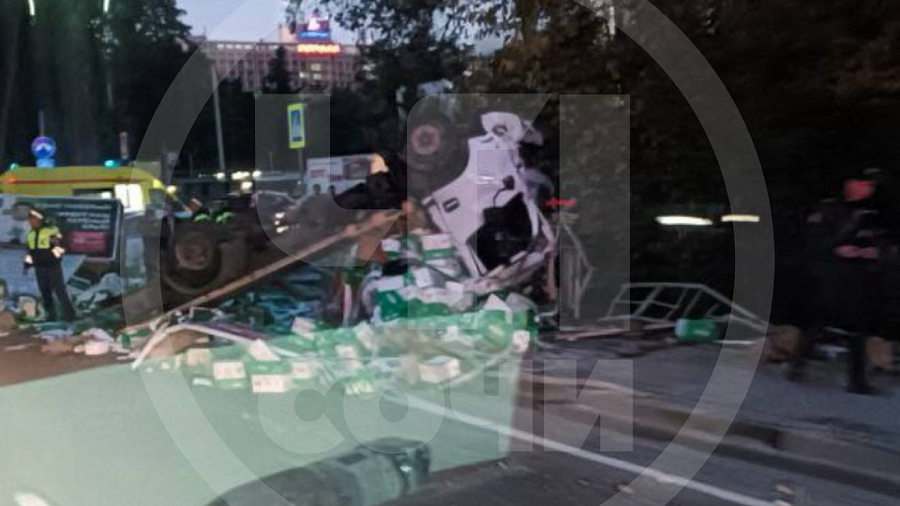 В Сочи перевернулся грузовик с бумагой, на месте образовалась километровая пробка