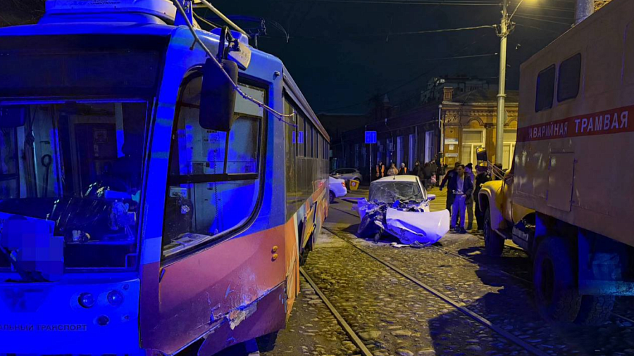 В Краснодаре трамвай сошел с рельс после столкновения с легковушкой 