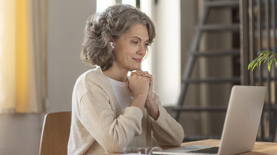 В России пенсионеры стали автоматически получать электронное удостоверение