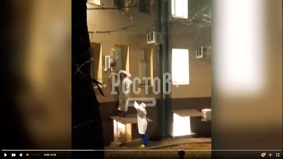 Ростовчане сняли на видео, как медики пытались попасть в ковидный госпиталь через окно