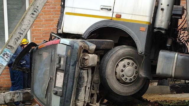 Водитель погиб мгновенно в страшной аварии в центре Краснодара