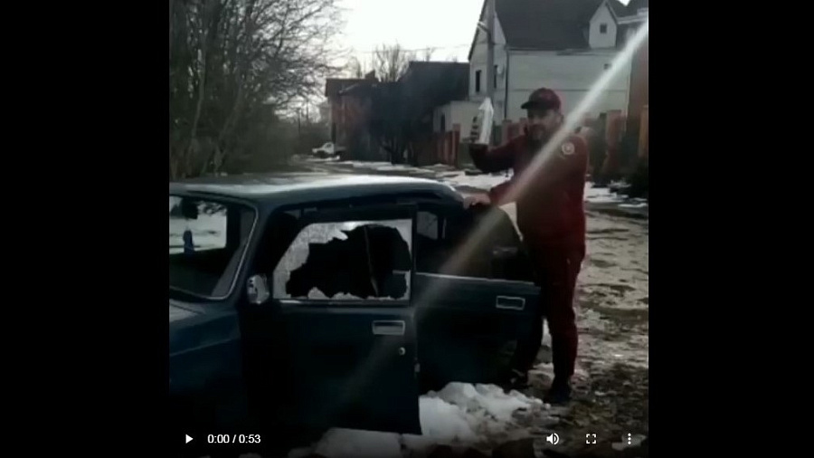В Краснодаре мужчина сжег машину соседа-должника, выкрикивая слова молитвы
