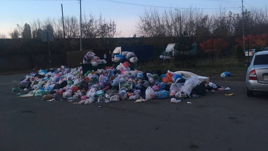 «Свалка растет». В Краснодаре на улице Кореновской образовались мусорные завалы 