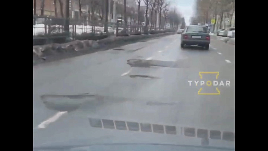 «Вместе со снегом тает асфальт»: в Краснодаре на улице Ставропольской появились десятки ям на дороге. Видео