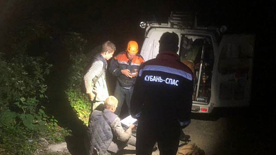 В Абинском районе спасатели ночью вывели из леса заблудившегося 43-летнего травмированного мужчину с ребенком