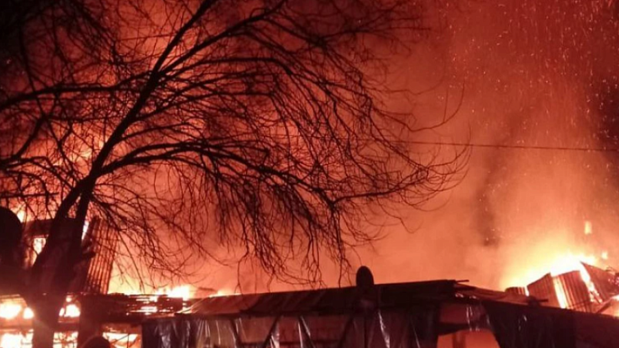 В МЧС назвали предварительную причину пожара, охватившего штаб волонтеров «Шлагбаум»
