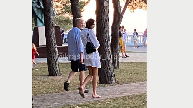 В Сети появились кадры с миллиардером Романом Абрамовичем, прогуливающимся в компании незнакомки по набережной Геленджика