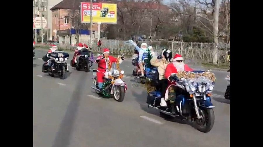 Парад Дедов Морозов, проехавших на мотоциклах по Краснодару, удивил горожан