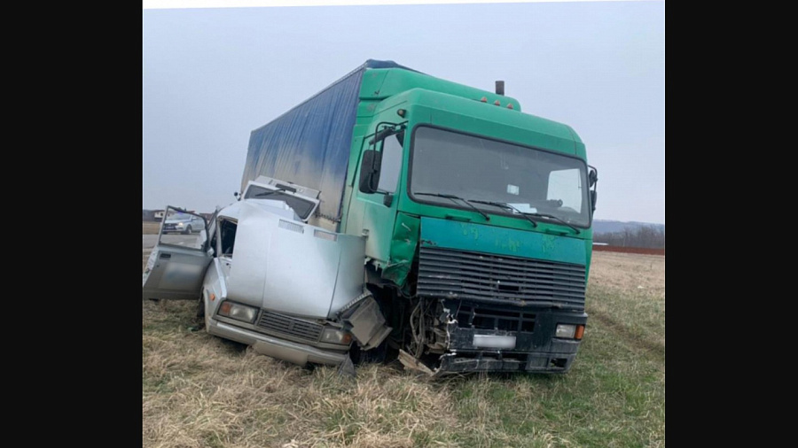 В Адыгее при столкновении грузовика с ВАЗ-2104 погиб человек