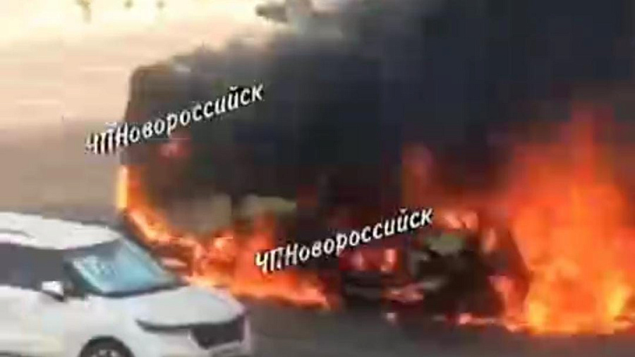 Пожар на парковке жилого комплекса в Новороссийске: горел микроавтобус