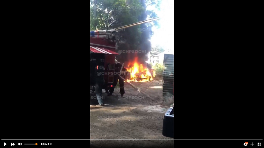 В Сочи возле жилого дома сгорели две машины