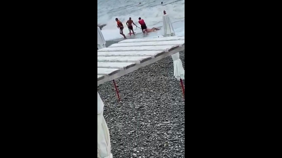 В Сочи спасатели за волосы вытащили из штормящего моря сопротивляющуюся туристку (ВИДЕО)