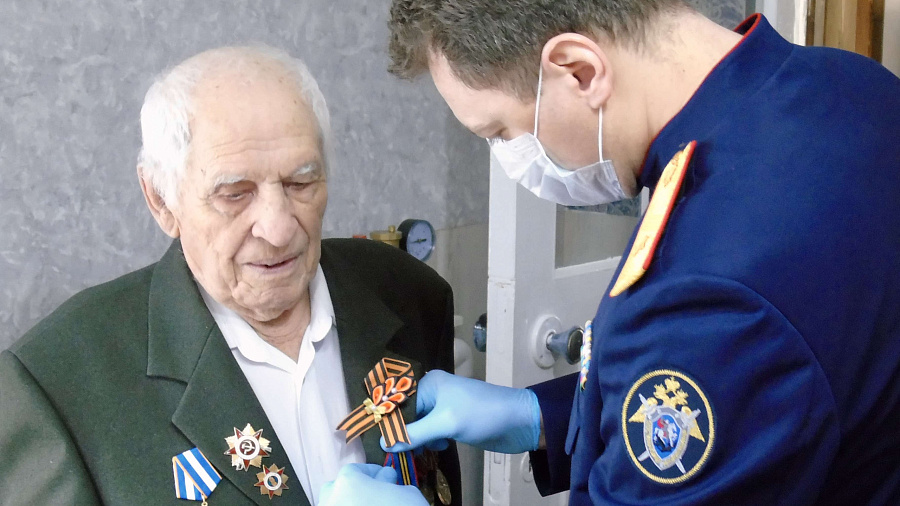 В Краснодаре и.о. руководителя следственного управления СКР вручил памятную медаль 100-летнему ветерану