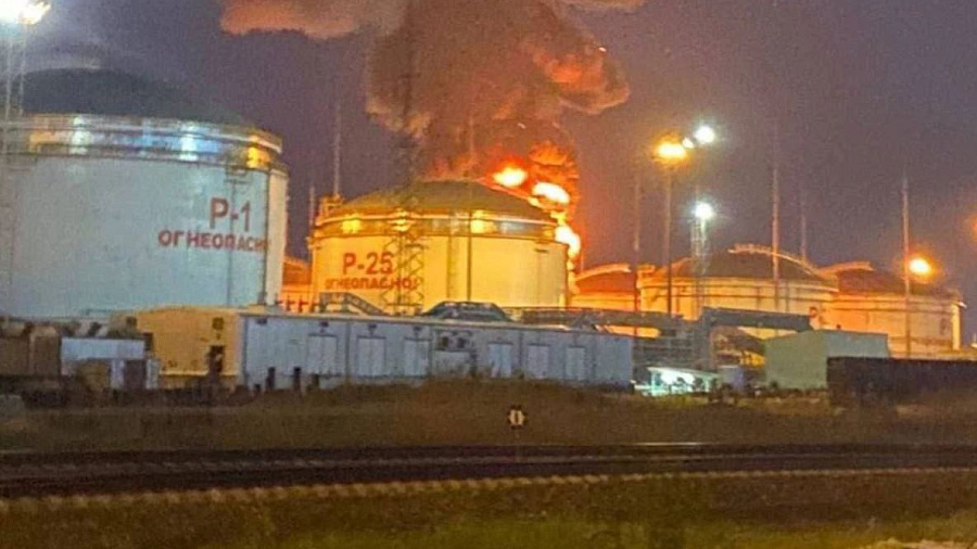 Крупный пожар охватил нефтебазу в Темрюкском районе 
