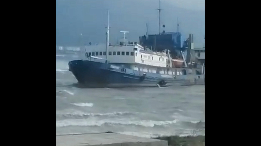 Новый «Рио». Жители Геленджика сообщили о судне, выброшенном к берегу во время шторма на Черном море
