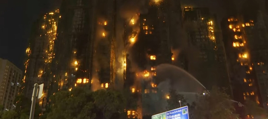 Пожар в высотках Гонконга унес жизни 44 человек, сотни пропали без вести