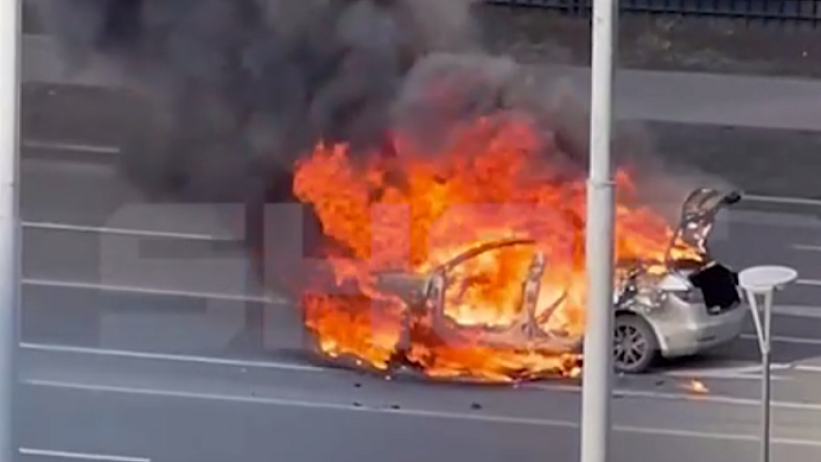 В Москве горящую посреди дороги Tesla сняли на видео