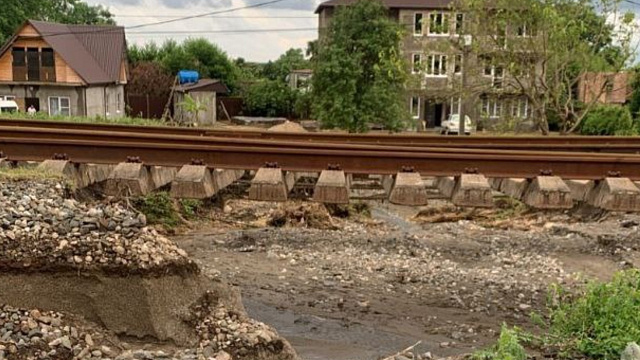 В Абхазии ливни смыли более 200 метров железнодорожного пути в Гагрском районе