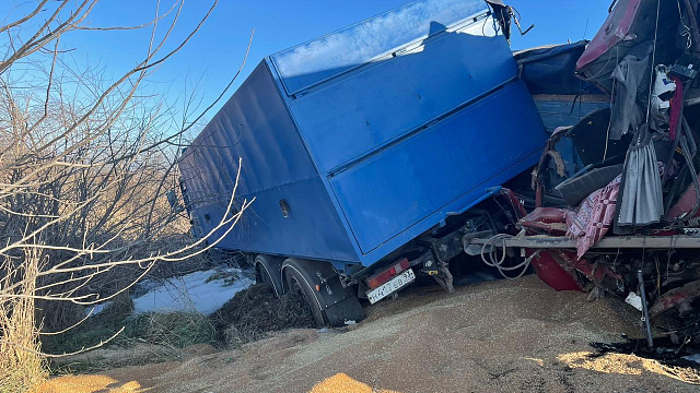 В Краснодарском крае в лобовом ДТП с участием двух большегрузов скончался один человек