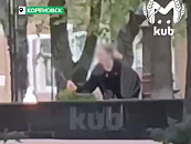 В Кореновске неизвестная девушка жгла ветки над Вечным огнем