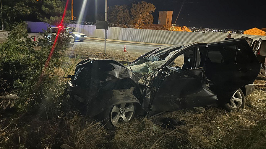 В Геленджике в ночном ДТП погиб водитель и пострадали два подростка