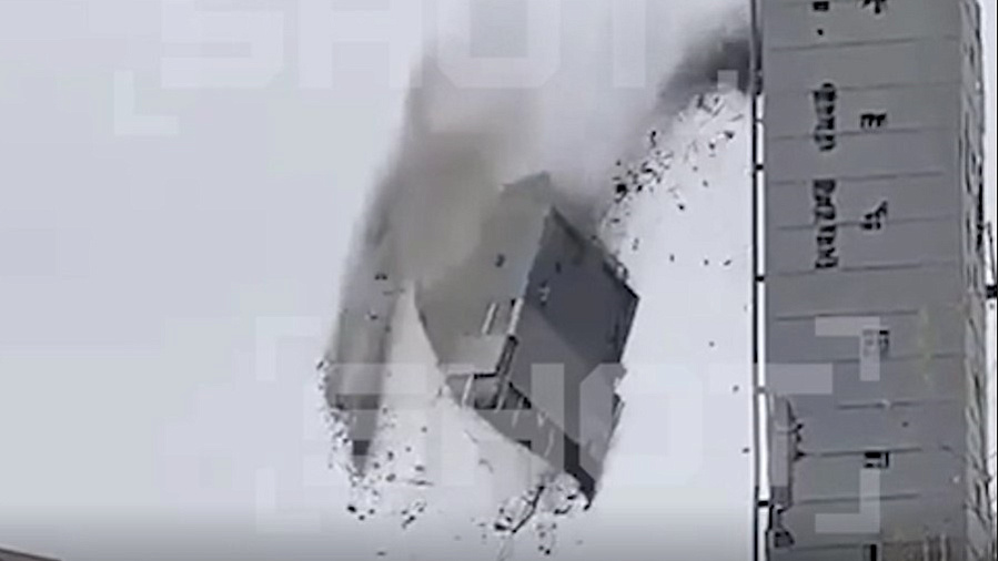 Обломки «Снежком» рухнули на автомобили в Красногорске — двое пострадали, видео с места ЧП