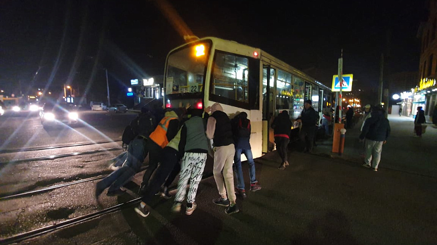 «Хотим ехать - нужно толкать». В Краснодаре пассажиры вручную сдвинули застрявший на рельсах трамвай 