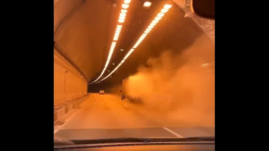 В Сочи сняли на видео горящий грузовик, несущийся по оживленному тоннелю