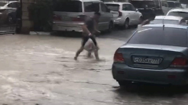 Затопленные улицы Геленджика после дождя попали на видео