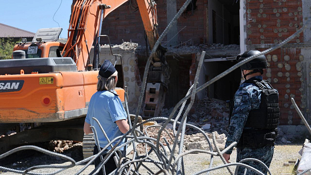 В пригороде Сочи снесли трехэтажный многоквартирный дом