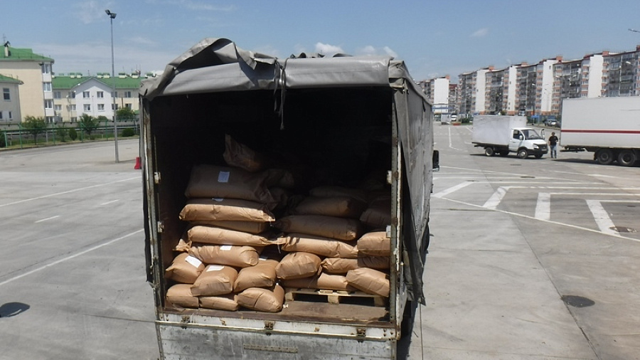 В Сочи на границе с Абхазией задержали 360 кг предметов одежды, замаскированных под молоко