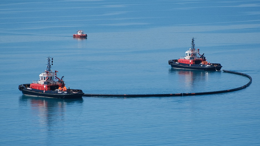 Сотрудники АО «Черномортранснефть» провели учения по ликвидации условного разлива нефти в акватории порта Новороссийск