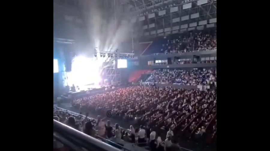 «Пир во время чумы»: в Краснодаре прошел концерт Zivert с полным залом на несколько тысяч человек. Видео
