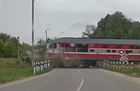 Жесткое столкновение грузовика с поездом, следующим в Сочи, попало на видео