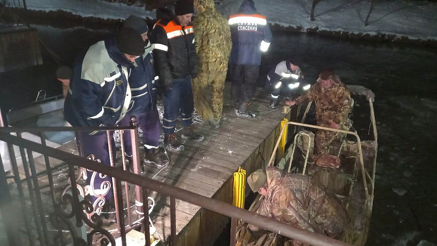 В Краснодарском крае спасатели помогли выбраться из лимана двум замерзшим рыбакам