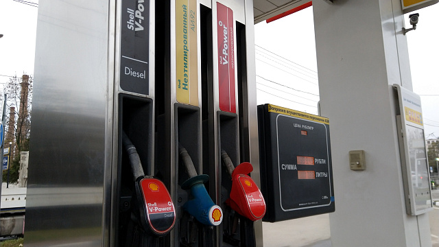 Ситуацию с нехваткой бензина на заправках Краснодарского края прокомментировали в Минэнерго РФ