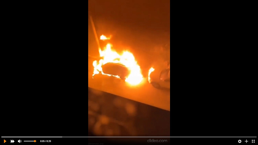 Краснодарцы сняли на видео горящие припаркованные автомобили