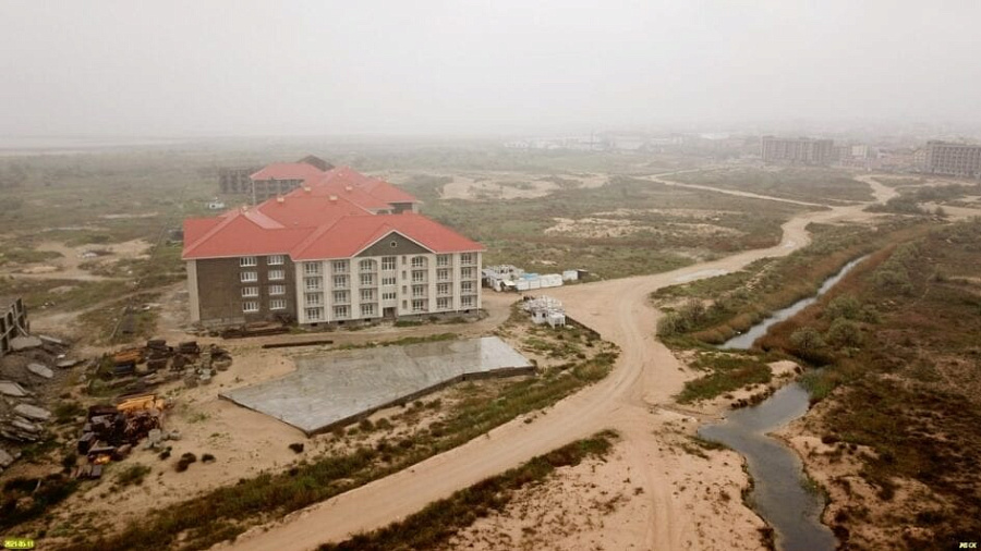 Суд отказал мэрии Анапы в иске о сносе гостиничного комплекса на песчаных дюнах Благовещенской косы