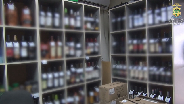 На рынке Краснодара полицейские обнаружили более 4 тонн фальсифицированного алкоголя