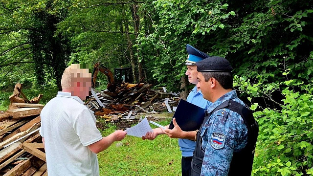 Приставы заставили снести двухэтажный магазин, построенный с нарушениями в Сочи