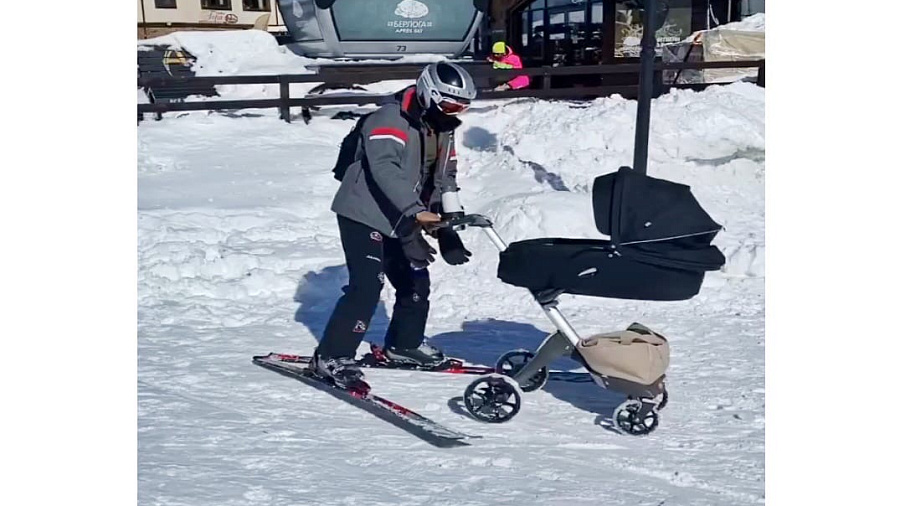 Лыжник с детской коляской на горнолыжном курорте Сочи возмутил пользователей Сети (ВИДЕО)