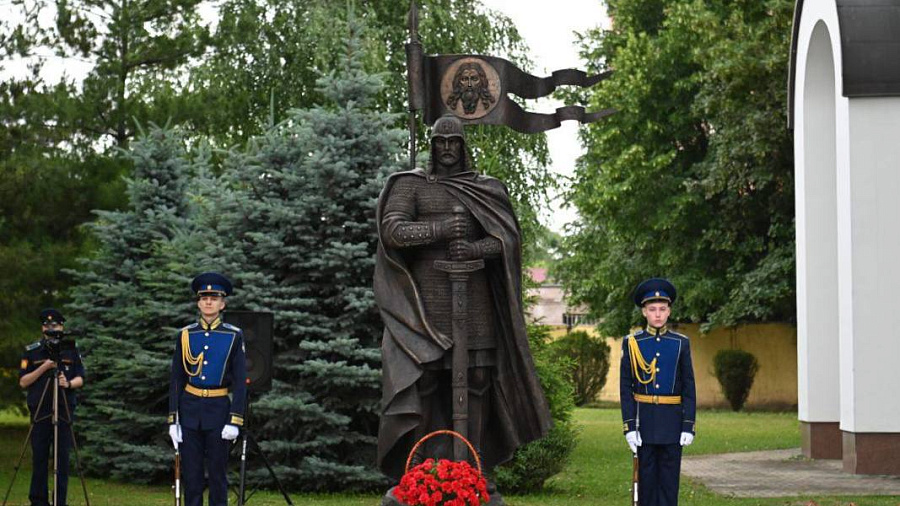 В Краснодаре установили трехметровый памятник Александру Невскому