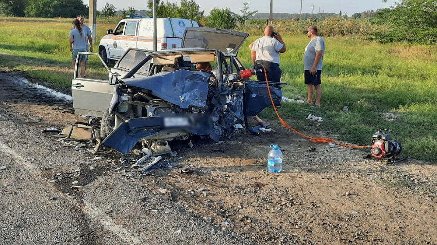В Краснодарском крае возвращавшаяся домой после выписки из роддома семья попала в страшное ДТП